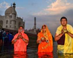 As the garden is located close to the Yamuna river, you can enjoy the panoramic view of the river from the garden. Chatt Ghat is also located nearby y